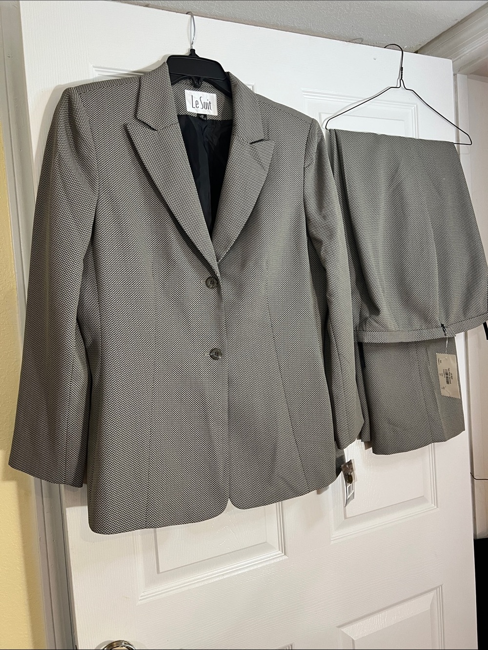 Le Suit Light Gray Women's Two-Piece Blazer and Pants Suit